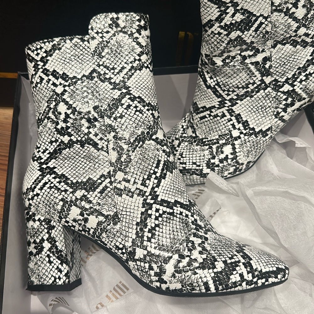 Snakeskin look white and black